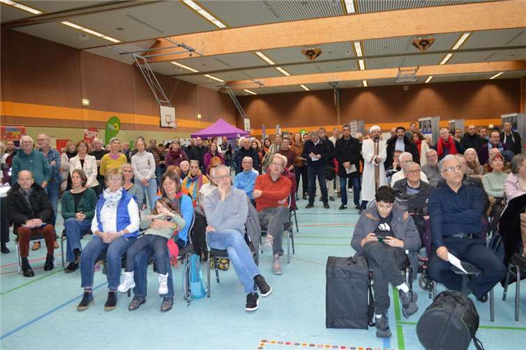 Voller Interesse wurde die Rede von Ministerpräsidenten Alexander Schweitzer verfolgt.