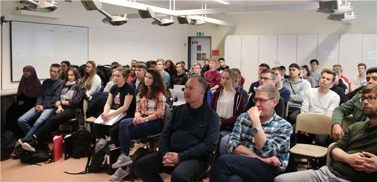 Voller Interesse wurden die Erklärungen von den beiden Wissenschaftlern verfolgt. Fotos: Goethe-Gymnasium Bad Ems