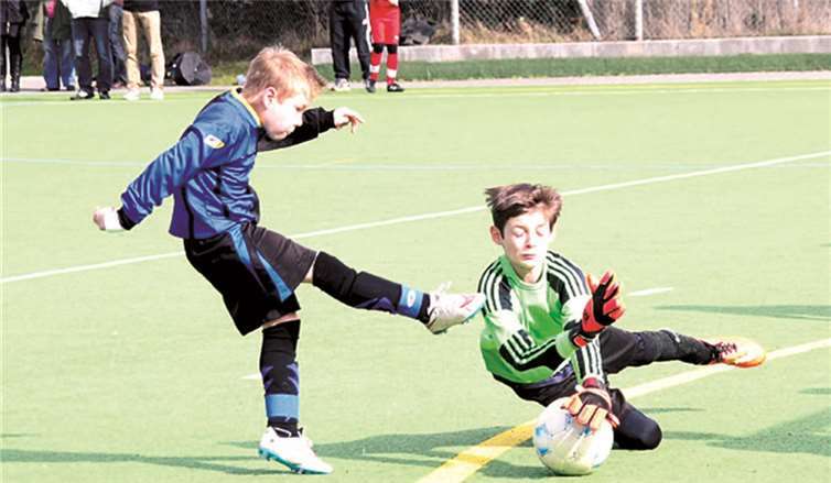 Voller Körpereinsatz in der Partie der U12 bei Rot-Weiß Koblenz. Am Ende siegte der Nachwuchs der TuS mit 7:1 und festigte seine Tabellenführung in der Leistungsklasse.TH