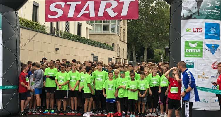 Voller Motivation stehen die Schüler an der Startlinie um bei dem Jugendlauf ihr Bestes zu geben. Foto: privat