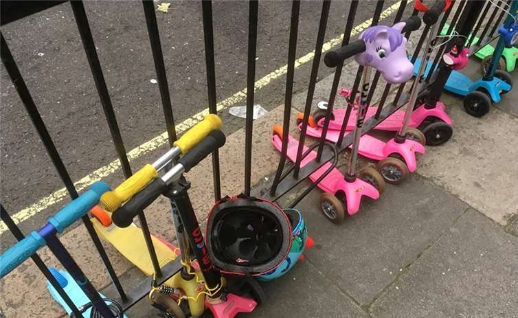 Voller Parkplatz während der Kinderkirche. privat