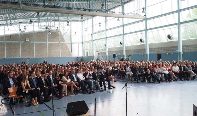 Voller Saal bei der Abschlussfeier 2017 in der Sporthalle der Staatlichen Glasfachschule Rheinbach.privat