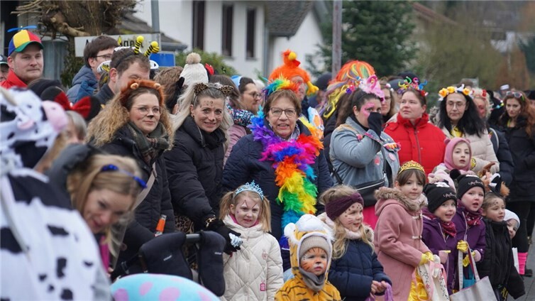 Voller Spannung und Vorfreude erwarteten die Karnevalisten den Beginn des Zugs.