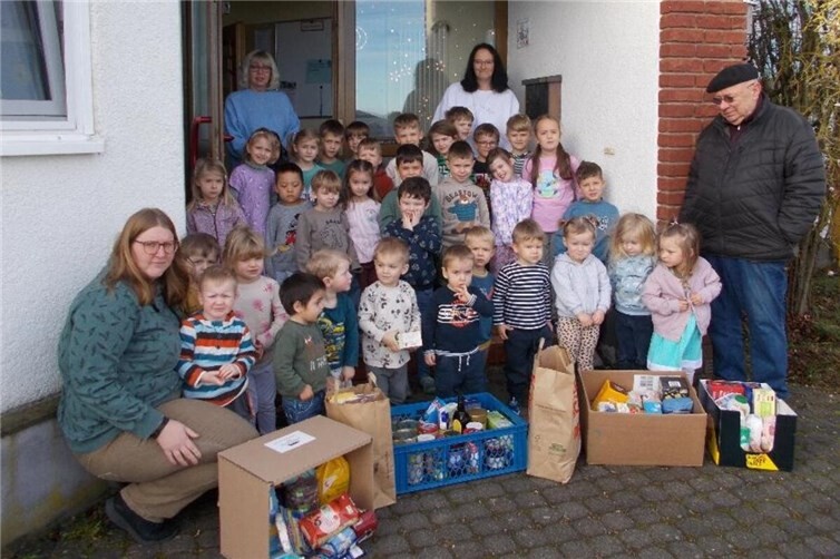 Voller Stolz brachten die Kinder haltbare Lebensmittel mit in den Kindergarten. Foto: Kindergarten Mäuseturm Kirchwald