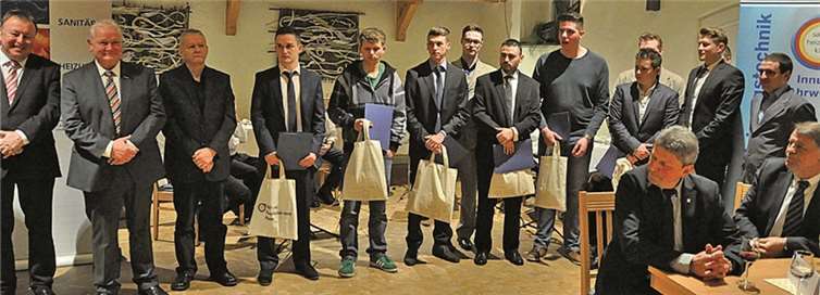 Voller Stolz konnten die neuen Anlagenmechaniker ihre Gesellenbriefe und Urkunden in Dernau in Empfang nehmen. -AB-