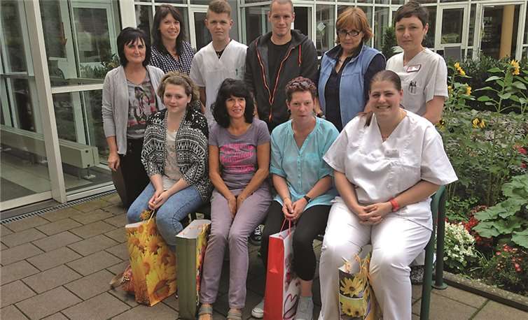 Voller Stolz mit einem Einstiegsgeschenk der Einrichtung (v.l.oben): Alexandra Schäfer (Praxisanleiterin), Dajana Schellmann (Einrichtungsleiterin), Alexander Marquardt (Auszubildender), Sven Kurth (Auszubildender), Brigitte Nijhuis (stellv. Pflegedienstleiterin), Nadine Dülsner (Praxisanleiterin); (v.l. unten): Melanie Cremer, Monika Jakobs, Sabine Fischer-Kurth, Kerstin Leicht (Auszubildende). privat