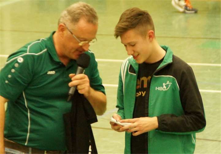 Voller Stolz nahm Lucas Stauffenegger den Trainerschein entgegen. privat