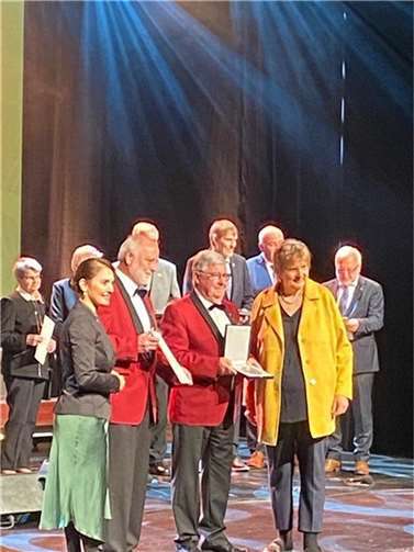 Voller Stolz nahmen der Ehrenvorsitzende Andreas Steinhauer und Schatzmeister Herbert Schmitz vom Gesangsverein „Singen in Wachtberg 1922 e.V.“ die Zelter-Plakette aus den Händen von der Staatssekretärin im Ministerium für Kultur und Wissenschaft Gonca Türkeli-Dehnert und der Präsidentin des Chorverbandes NRW Regina van Dinther entgegen. Fotos: privat