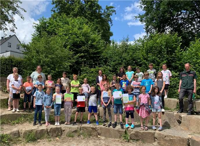 Voller Stolz nahmen die Klassensprecherinnen der Zebra-Klasse den ersten Platz und die Klassensprecher der Pinguin-Klasse den dritten Platz entgegen. Foto: privat