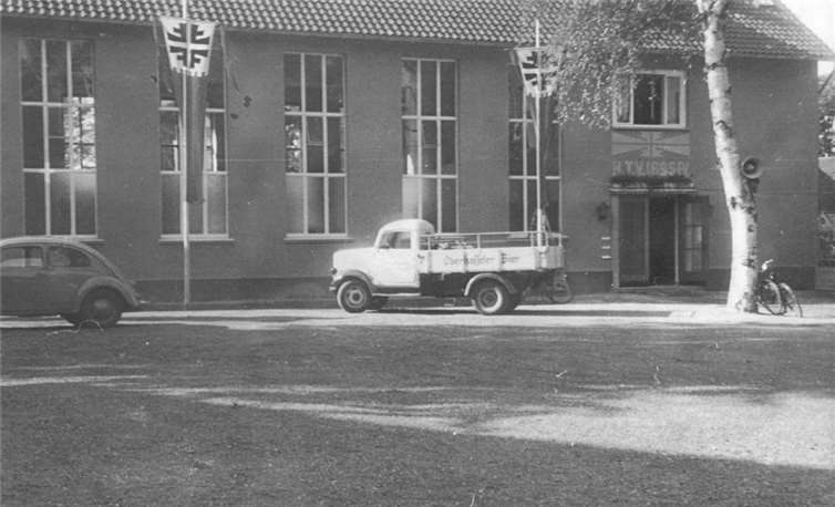 Voller Stolz nutzte der HTV seine erste Turnhalle in der Carl-Reuther-Straße, die von 1949 bis 1953 in mehr als 20.000 Arbeitsstunden in Eigenleistung errichtet wurde.HTV