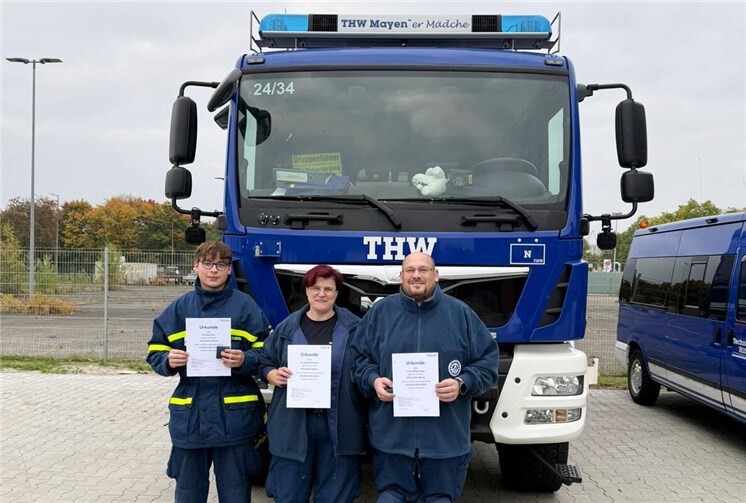 Voller Stolz präsentieren Nicole, Frank und Phil ihre Urkunden. Foto: Tim Connor Mattuschka
