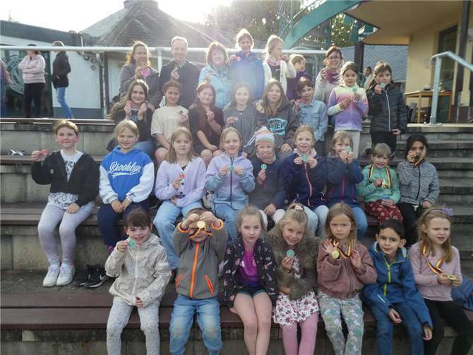 Voller Stolz präsentieren die Sportlerinnen und Sportler ihre Laufabzeichen. Foto: privat