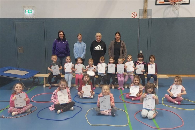 Voller Stolz präsentieren die erfolgreichen Sportlerinnen und Sportler gemeinsam mit dem Übungsleiterteam ihre Urkunden.