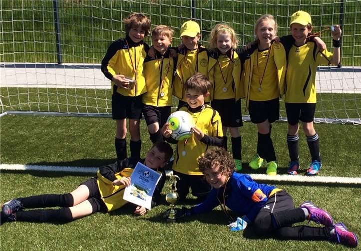 Voller Stolz präsentiert die Flerzheimer F2 die Urkunde für den hervorragenden zweiten Platz. privat