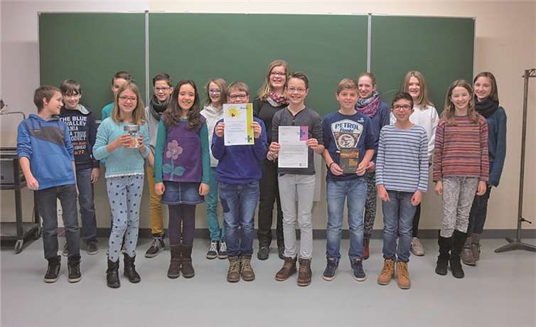 Voller Stolz präsentiert die Lerngruppe von Frau Meurer ihr bemerkenswertes Spendenresultat.