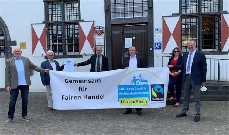Voller Stolz präsentierte Stadtbürgermeister Dr. Hans Georg Faust zusammen mit der Leiterin der Tourist-Info, Janine Petit, und den Mitgliedern der Fair Trade Steuerungsgruppe Linz, die Urkunde, die der Stadt Linz von Fairtrade Deutschland aus Anlass der Titelerneuerung „Fairtrade-Stadt Linz am Rhein“ überreicht wurde. Foto: privat