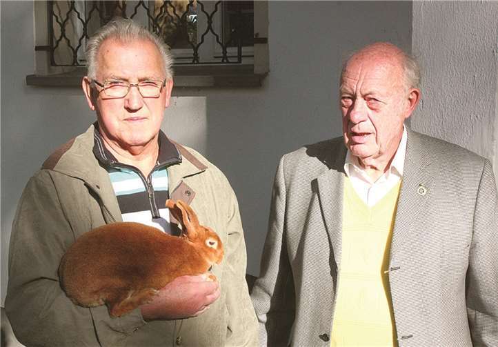 Voller Stolz präsentierte der Vorsitzende den unumstrittenen Vereinsmeister Wolfgang Schütz mit einer seiner siegreichen Gelb-Rexe.