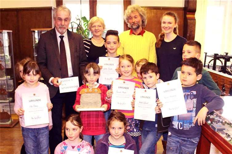 Voller Stolz präsentierten die Ton-Künstler ihre Rathäuser bei der Ausstellungseröffnung. DL