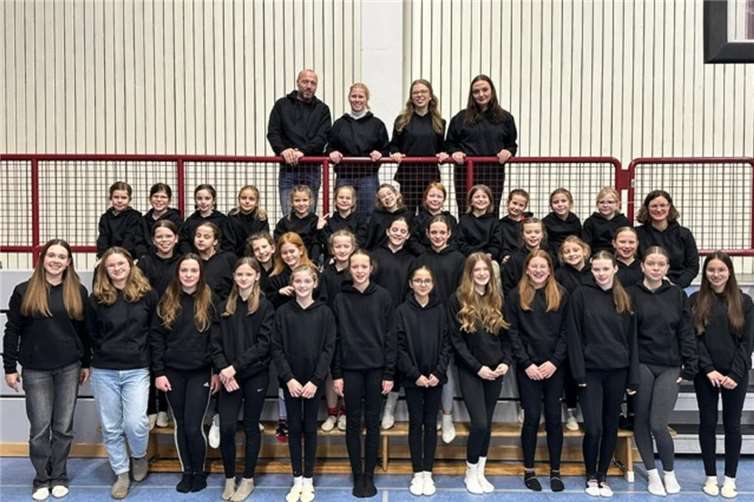 Voller Stolz präsentierten die Turnerinnen und das Trainerteam ihre neuen Pullover.Fotos: privat