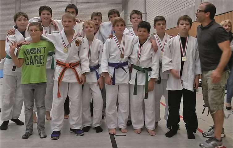 Voller Stolz präsentierten sich die Landesmeister David Hohn, Robert Manin, Silas Dell, Sören Roth, Pascal Gardias, Malik Achiri, Karl Johannes , Rosam Pamukschiev, Tim Wansiedler, Dastin Neiwert, Paul Hamann, Daniel Kazunin, Jan Bäumer und Robert Manin. privat