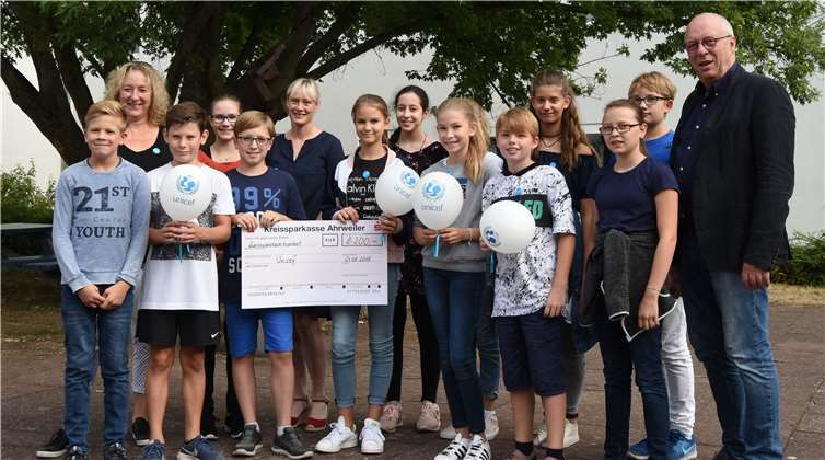 Voller Stolz übergeben die Klassensprecher des ehemaligen fünften und sechsten Schuljahrs den Scheck an Margret Faber-Marquenie. FIX