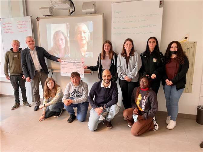 Voller Stolz überreichten die Schülerinnen und Schüler sowie der Lehrer Herr Jeck und der Schulleiter Herr Djelassi den Scheck an den Tierschutzverein Wachtberg.Foto: privat