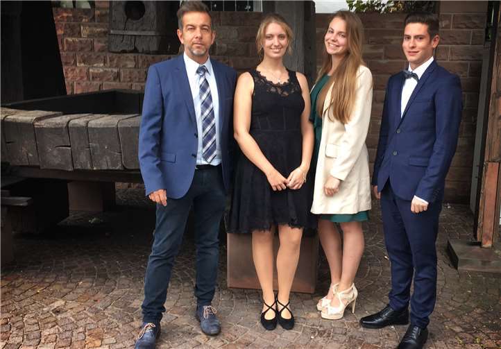 Voller Stolz (von links): Markus Blum, Ausbildungsleiter des Finanzamts Neuwied, Jennifer Banek, Melanie Schmitz und Tom Fast.Foto: privat