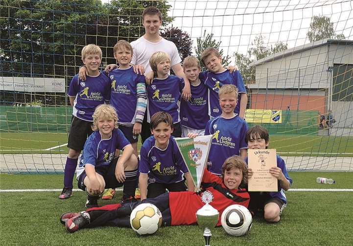 Voller Stolz zeigten die Winninger Nachwuchstalente Pokal und Urkunde. privat