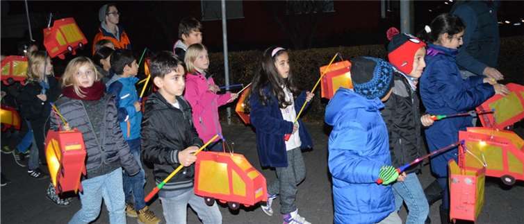 Voller Stolz zogen die Kinder mit ihren wunderschönen, hell erleuchteten Laternen durch die Straßen und Gassen. AB