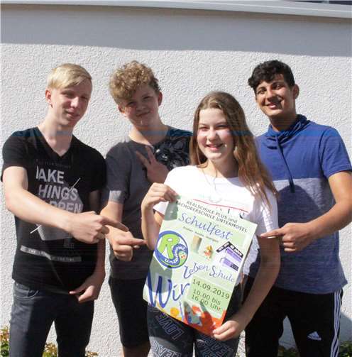 Voller Vorfreude auf die Projekttage und eine ganz besondere Geburtstagsparty präsentieren die „Realschüler plus“ ihr Festplakat.Foto: privat