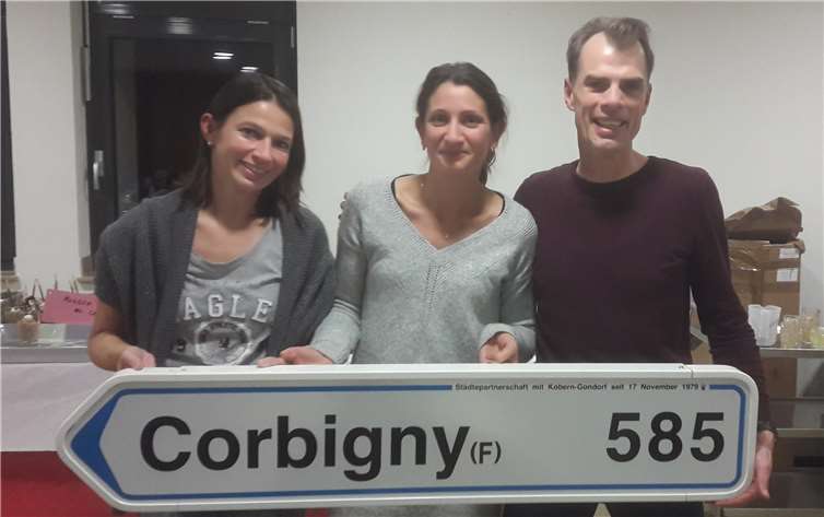 Voller Vorfreude auf die nächste Rundeim „Exchange Scolaire“: Sandra Keller und Gordon von Glasowumrahmen ihre französische Kollegin Lucie Lévebvre. Foto: privat