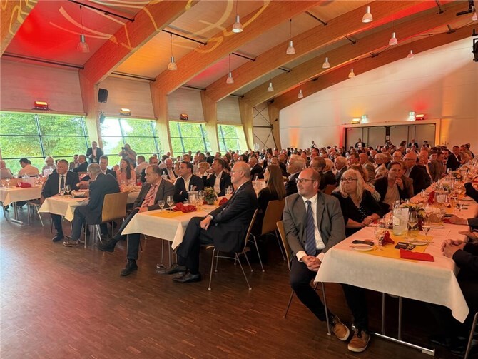 Volles Haus: Viele Gäste kamen zum Festakt in die Landskroner Festhalle.  Foto: ROB
