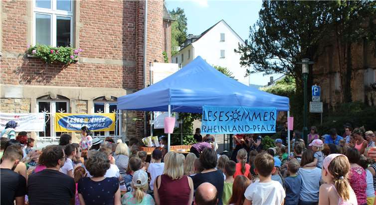 Volles „Haus“ bei der Abschlussparty des Lesesommers 2020 vor dem Bad Emser Rathaus.