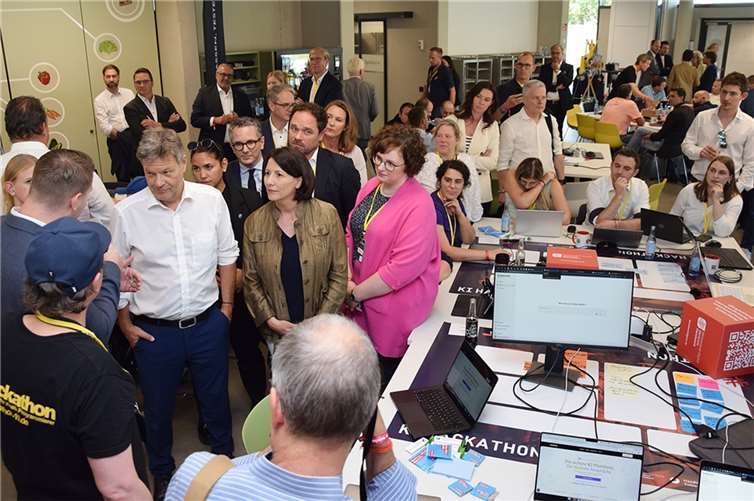 Volles Haus bei der Handwerkskammer Koblenz zum Hackathon, der unter dem Motto „Unternehmer meets Programmierer“ Handwerker ganz unterschiedlicher Gewerke und IT-Experten zusammenbrachte – wie auch interessierte Gäste aus der Politik und dem Handwerk. Foto: HwK Koblenz / Jörg Diester