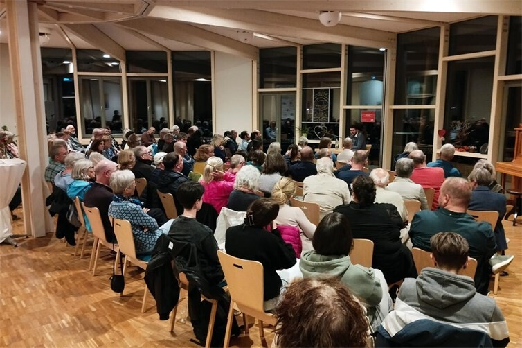 Volles Haus bei der Lesung mit Ryyan Alshebl