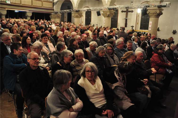 Volles Haus bei der Premiere in der kath. Pfarrkirche St. Hubertus.