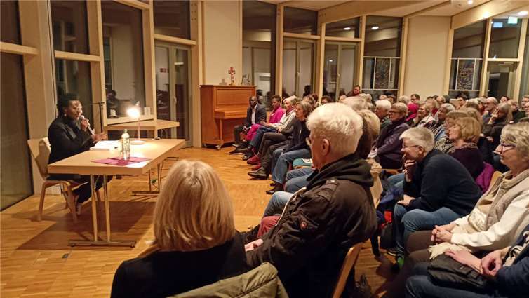 Volles Haus bei der vom Weltladen organisierten Lesung. Foto: Sabine Peter