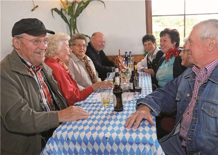 Volles Haus beim Almabtrieb in der Hubertushütte.