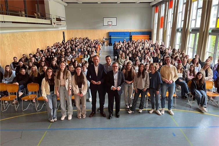 Volles Haus beim Demokratietag der Schönstätter Marienschule mit Experten aus Politik und Pädagogik.