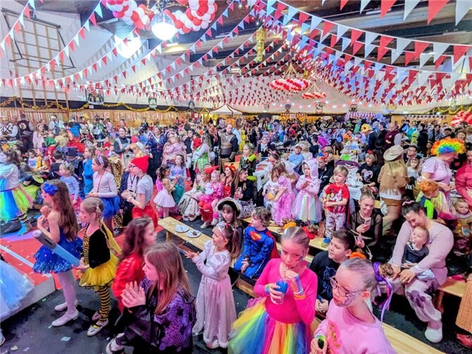 Volles Haus beim Kinderkarneval. 