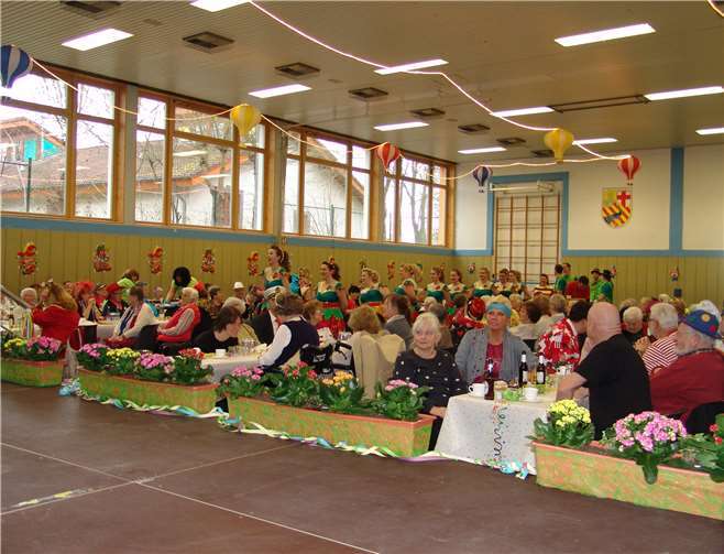 Volles Haus beim Seniorenkarneval in Irlich: Gut gelaunt verfolgten die Gäste den Einzug der Aktiven. Foto: privat