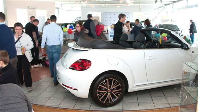 Volles Haus beim Volkswagenfest von Scherer in der Kelbergerstraße.