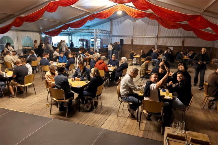 Volles Haus beim traditionellen Kirmesström in Eich