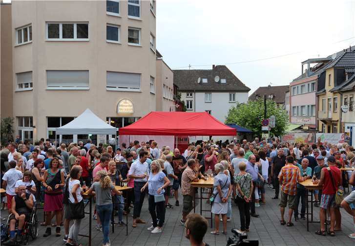 Volles Haus bereits am frühen Freitagabend zum PAST-Konzert. - GM -