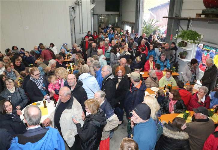 Volles Haus herrschte zum großen Finale im Obsthof Schneider: Hier unterhielt nicht nur abwechslungsreiches Musikprogramm, sondern man konnte sich auch vor dem einsetzenden Regen in Sicherheit bringen. Fotos: StF
