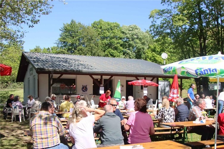 Volles „Haus“ im Biergarten