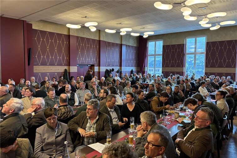 Volles Haus im DAGERNOVA Culinarium: Zahlreiche Mitglieder verfolgen aufmerksam die Versammlung im Saal.