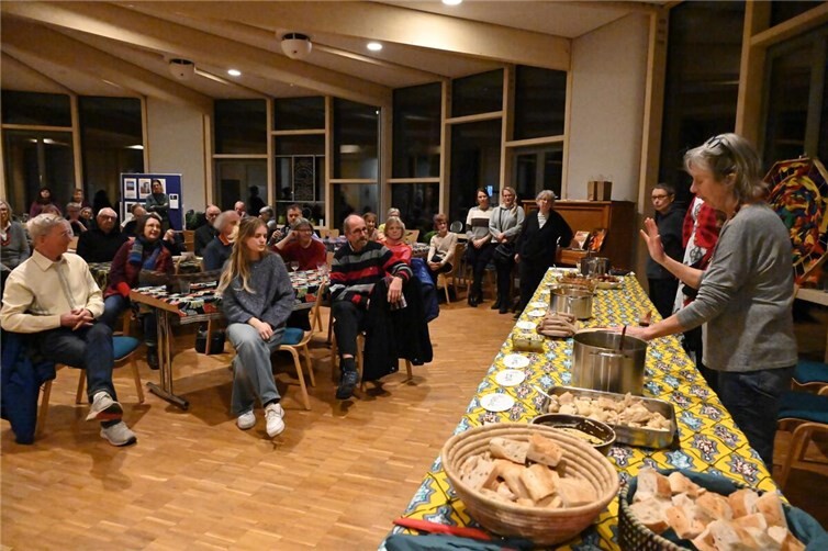 Volles Haus im Gemeindehaus der Evangelischen Kirche beim Afrikanischen Abend des Weltladens. 