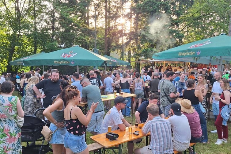 Volles Haus im Park.