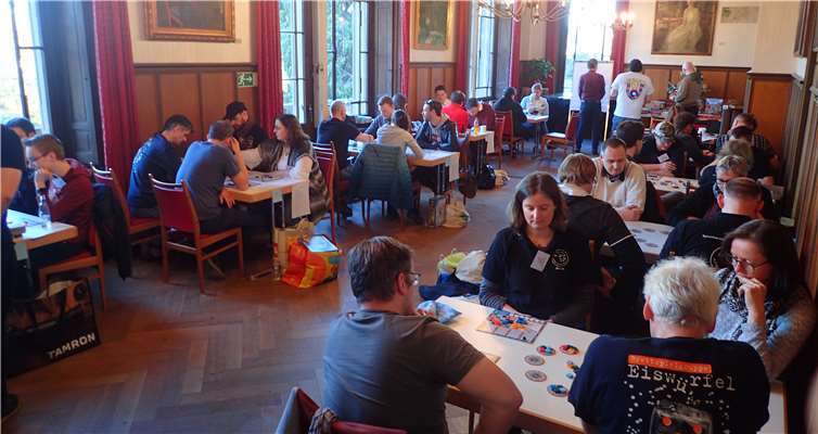 Spannender Spiele-Marathon im Schloss Volles Haus im Schloss: Insgesamt neun Teams traten an. Fotos: ROB